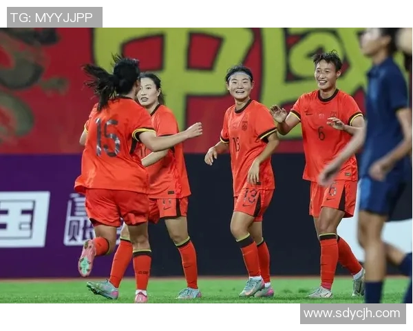 女足与男足精彩瞬间对比云相片展现足球魅力与风采